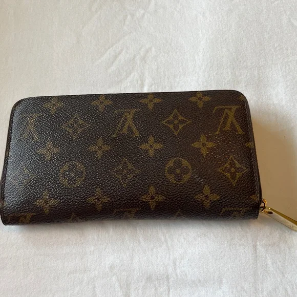 Louis Vuitton Monogram Zippy Wallet - Picture 14 of 16